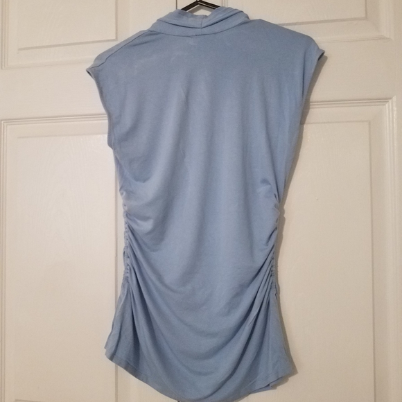 Vince camuto Light blue top V-neck rushed sides size medium - Picture 3 of 3